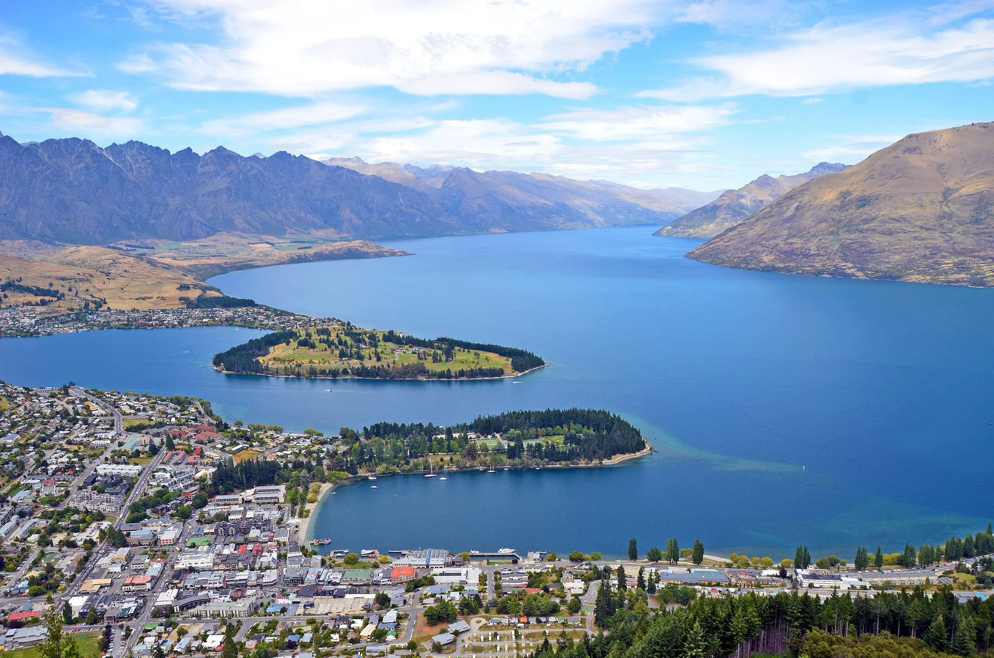 Queenstown surrounded by the Southern Alps and Lake Wakatipu